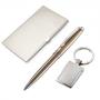 XA02069 - Conjunto de caneta com porta cartão e chaveiro. Gravação a laser nas 3 peças. Embalagem cx cinza com elástico.