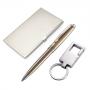 XA01099 - Conjunto de caneta com porta cartão e chaveiro. Gravação a laser nas 3 peças. Embalagem cx cinza com elástico.