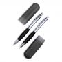CL25061 - Conjunto de caneta e lapiseira em metal com grip emborrachado preto. Gravação a laser nas duas peças. Estojo de PVC. Embalagem cx cinza