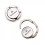 FEM1050 Suporte articulado em metal para bolsa - Med.: 45x 45x 7mm»Embalagem: Caixa Preta - Med.: 65x 65x 17mm»Gravação: A laser 01 lado