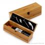 VIN6093 Kit para vinho em caixa de bambu com espaço para garrafa de 750ml contendo: 01 tampão, 01 direcionador, 01 corta gotas, 01 abridor saca-rolhas e 01 termômetro - Med.: 365x 110x 120 »  Embalagem: Caixa kraft - Med.: 380x 135x 135mm »  Gravação: A laser 01 lado na caixa