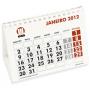 2005OR Calendário de mesa com 6 folhas, reciclado 150, impressão frente e verso em até 02 cores e base com calendário do ano anterior e futuro em reciclado 300 com acabamento em wire-o. Medida 19,5x14 cm. impressão até 02 cores