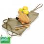 KC00293 Kit caipirinha em Bambu/Inox/Brim. Conta com tábua em Bambu, faca para frutas 4" em Inox/Bambu, pilão e colher de 18cm em Bambu, também acompanha avental em Brim com bolso e regulagem de altura. Dimensões da tábua: 22x13x1,2cm Dimensões do avental aberto: 79x54,5cm  Produtos confeccionados em Bambu: Utilizamos o Bambu, por ser uma matéria prima ecológica, autossustentável e com alta resistência. Além de versátil, o Bambu é 30% mais leve que as madeiras de lei. Sua utilização não agride o meio ambiente, pois, quando ceifado rebrota em pouco tempo.  Sugestão de Gravação: Uma gravação a Laser na tábua e em Silkscreen no avental.