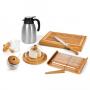 KT00213 onjunto para Café da Manhã em Bambu. Acompanha garrafa térmica em Aço Inox, migalheira com faca para pão, porta queijo, porta frios com pegador, meleira e pote para açucar em Bambu.  Produtos confeccionados em Bambu: Utilizamos o Bambu, por ser uma matéria prima ecológica, autossustentável e com alta resistência. Além de versátil, o Bambu é 30% mais leve que as madeiras de lei. Sua utilização não agride o meio ambiente, pois, quando ceifado rebrota em pouco tempo.  Sugestão de Gravação: Uma gravação a Laser na migalheira e na garrafa.