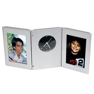 RM00550 - Relógio de Mesa com dois Porta-Retratos, para fotos 7x5cm Só Marcas. Embalagem Individual em caixa branca. Gravaçao à laser