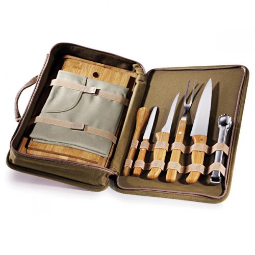PB00803 - Conjunto para Churrasco e Caipirinha Inox/Bambu com estojo e avental Quebec, 10 peças - Gravaçao silk no estojo e no avental PB00803 - Conjunto para Churrasco e Caipirinha Inox/Bambu com estojo e avental Quebec, 10 peças - Gravaçao silk no estojo e no avental