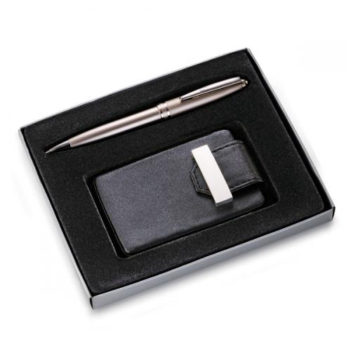CP02059 Conjunto Porta-cartão couro e caneta. Gravação a laser nas duas peças. Embalgem cx cinza com elástico