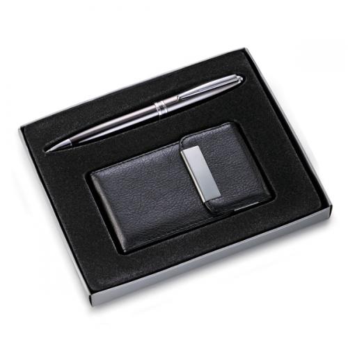 CP02088 Conjunto Porta-cartão couro e caneta. Gravação a laser nas duas peças. Embalgem cx cinza com elástico