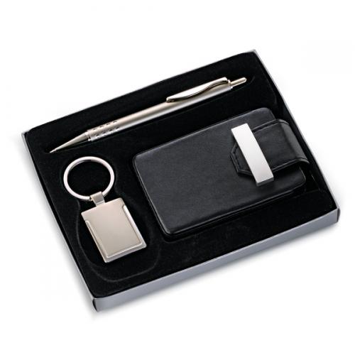 XP01069 - Conjunto de Porta-Cartão em couro, caneta e chaveiros. Gravação a laser nas 3 peças. Embalagem cx Cinza com elástico