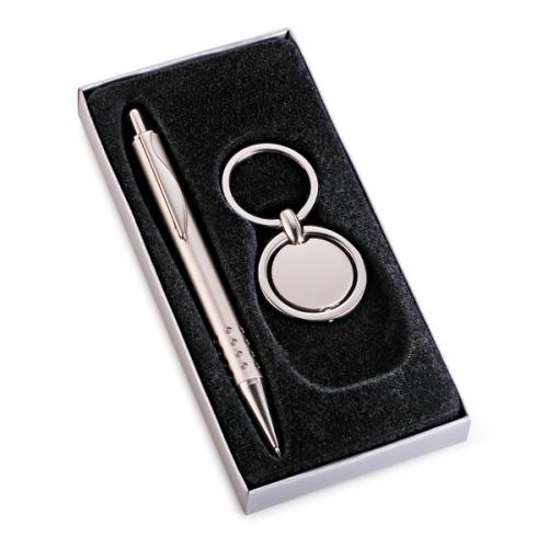 CC01019 - Conjunto de caneta e chaveiro de metal personalizados. Gravação a laser nas duas peças. Embalagem cx cinza com elástico CC01019 - Conjunto de caneta e chaveiro de metal personalizados. Gravação a laser nas duas peças. Embalagem cx cinza com elástico