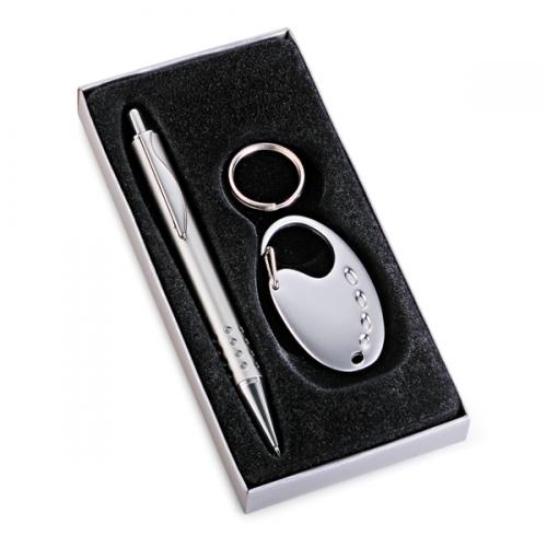 CC01030 - Conjunto de caneta e chaveiro de metal personalizados. Gravação a laser nas duas peças. Embalagem cx cinza com elástico CC01030 - Conjunto de caneta e chaveiro de metal personalizados. Gravação a laser nas duas peças. Embalagem cx cinza com elástico