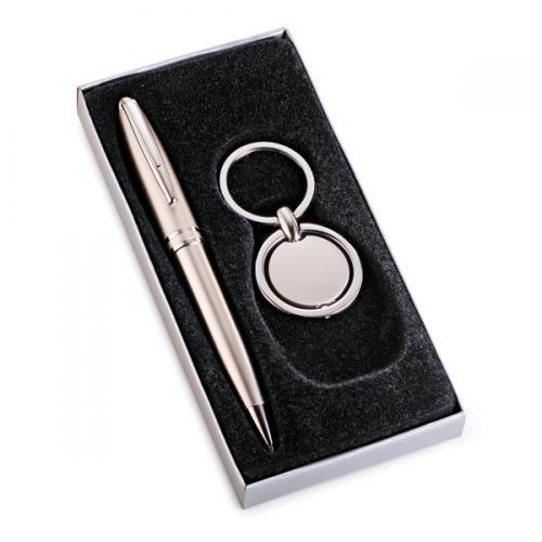 CC02019 - Conjunto de caneta e chaveiro de metal personalizados. Gravação a laser nas duas peças. Embalagem cx cinza com elástico CC02019 - Conjunto de caneta e chaveiro de metal personalizados. Gravação a laser nas duas peças. Embalagem cx cinza com elástico