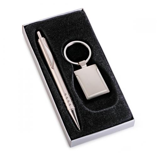CC01069 - Conjunto de caneta e chaveiro de metal personalizados. Gravação a laser nas duas peças. Embalagem cx cinza com elástico CC01069 - Conjunto de caneta e chaveiro de metal personalizados. Gravação a laser nas duas peças. Embalagem cx cinza com elástico