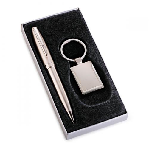 CC02069 - Conjunto de caneta e chaveiro de metal personalizados. Gravação a laser nas duas peças. Embalagem cx cinza com elástico CC02069 - Conjunto de caneta e chaveiro de metal personalizados. Gravação a laser nas duas peças. Embalagem cx cinza com elástico