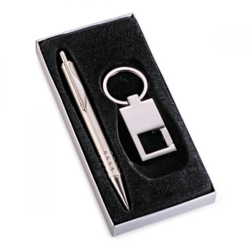 CC01099 - Conjunto de caneta e chaveiro de metal personalizados. Gravação a laser nas duas peças. Embalagem cx cinza com elástico CC01099 - Conjunto de caneta e chaveiro de metal personalizados. Gravação a laser nas duas peças. Embalagem cx cinza com elástico