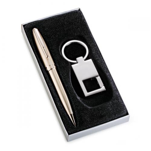 CC02099 - Conjunto de caneta e chaveiro de metal personalizados. Gravação a laser nas duas peças. Embalagem cx cinza com elástico CC02099 - Conjunto de caneta e chaveiro de metal personalizados. Gravação a laser nas duas peças. Embalagem cx cinza com elástico