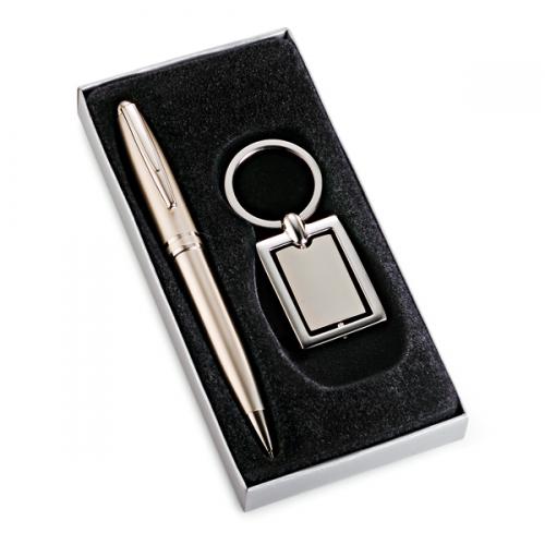 CC02259 - Conjunto de caneta e chaveiro de metal personalizados. Gravação a laser nas duas peças. Embalagem cx cinza com elástico CC02259 - Conjunto de caneta e chaveiro de metal personalizados. Gravação a laser nas duas peças. Embalagem cx cinza com elástico