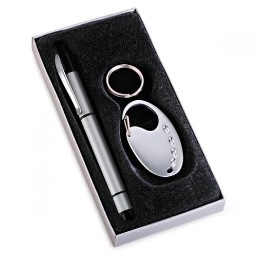 CC39031, Conjunto de caneta 2x1 (Esferográfica e Marca-Texto) com chaveiro. Gravação a laser nas 2 peças. Embalagem cx cinza com elástico CC39031, Conjunto de caneta 2x1 (Esferográfica e Marca-Texto) com chaveiro. Gravação a laser nas 2 peças. Embalagem cx cinza com elástico