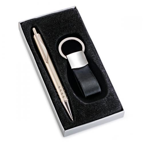 CC01289, Conjunto de caneta de metal com chaveiro em metal e couro sintético. Gravação a laser nas 2 peças. Embalagem cx cinza com elástico