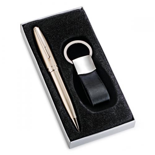 CC02289, Conjunto de caneta de metal com chaveiro em metal e couro sintético. Gravação a laser nas 2 peças. Embalagem cx cinza com elástico