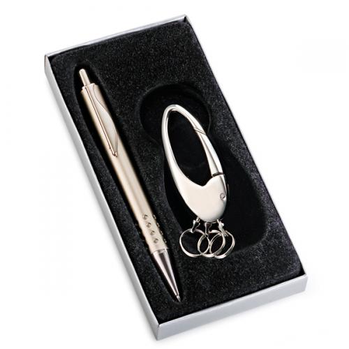 CC01299, Conjunto de caneta de metal com chaveiro em metal . Gravação a laser nas 2 peças. Embalagem cx cinza com elástico CC01299, Conjunto de caneta de metal com chaveiro em metal . Gravação a laser nas 2 peças. Embalagem cx cinza com elástico