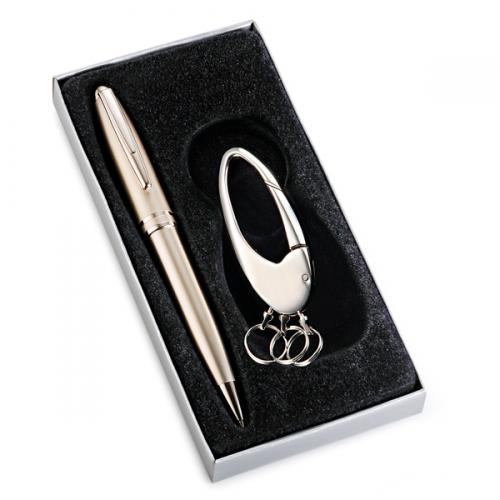 CC02299, Conjunto de caneta de metal com chaveiro em metal . Gravação a laser nas 2 peças. Embalagem cx cinza com elástico