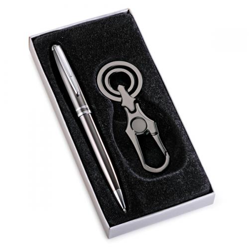 CC02308, Conjunto de caneta de metal com chaveiro em metal . Gravação a laser nas 2 peças. Embalagem cx cinza com elástico CC02308, Conjunto de caneta de metal com chaveiro em metal . Gravação a laser nas 2 peças. Embalagem cx cinza com elástico