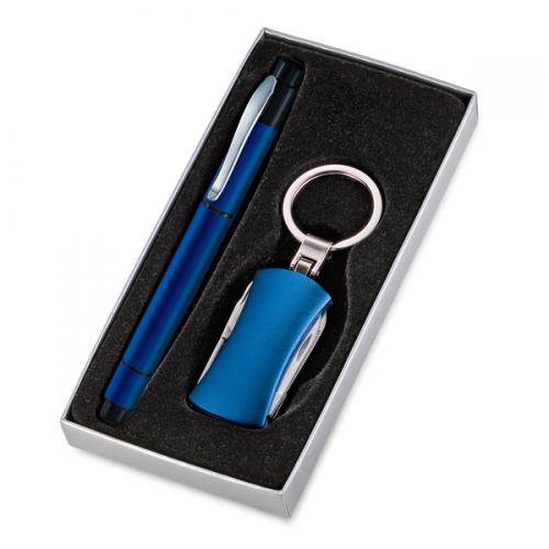 CC39273, Conjunto de caneta 2x1 (esferográfica e marca-texto) com chaveiro 5 funções. Gravação a laser nas 2 peças. Embalagem cx cinza com elástico CC39273, Conjunto de caneta 2x1 (esferográfica e marca-texto) com chaveiro 5 funções. Gravação a laser nas 2 peças. Embalagem cx cinza com elástico