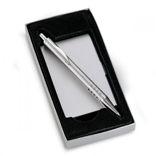 CP01040 - Conjunto de caneta de metal com porta-cartão. Gravação a laser nas duas peças. Embalagem cx cinza com elástico CP01040 - Conjunto de caneta de metal com porta-cartão. Gravação a laser nas duas peças. Embalagem cx cinza com elástico