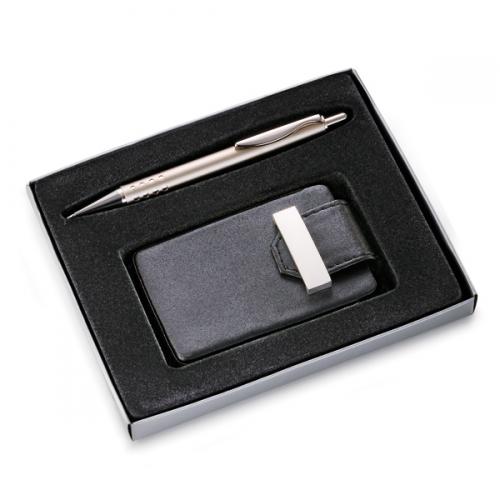 CP01059 - Conjunto de caneta de metal com porta-cartão em couro sintético. Gravação a laser nas duas peças. Embalagem cx cinza com elástico CP01059 - Conjunto de caneta de metal com porta-cartão em couro sintético. Gravação a laser nas duas peças. Embalagem cx cinza com elástico