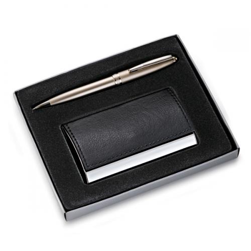 CP02079 - Conjunto de caneta de metal com porta-cartão em couro sintético. Gravação a laser nas duas peças. Embalagem cx cinza com elástico CP02079 - Conjunto de caneta de metal com porta-cartão em couro sintético. Gravação a laser nas duas peças. Embalagem cx cinza com elástico