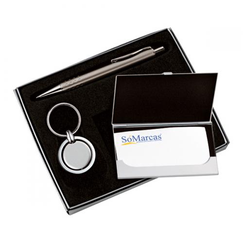 XA01019 - Conjunto de caneta com porta cartão e chaveiro. Gravação a laser nas 3 peças. Embalagem cx cinza com elástico.