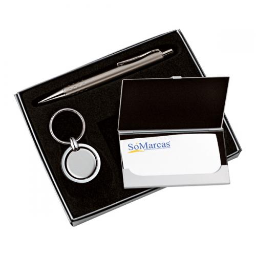 XA01019 - Conjunto de caneta com porta cartão e chaveiro. Gravação a laser nas 3 peças. Embalagem cx cinza com elástico. XA01019 - Conjunto de caneta com porta cartão e chaveiro. Gravação a laser nas 3 peças. Embalagem cx cinza com elástico.