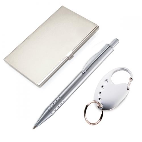 XA01030 - Conjunto de caneta com porta cartão e chaveiro. Gravação a laser nas 3 peças. Embalagem cx cinza com elástico. XA01030 - Conjunto de caneta com porta cartão e chaveiro. Gravação a laser nas 3 peças. Embalagem cx cinza com elástico.