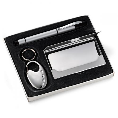 XA39031 - Conjunto c/ caneta 2x1 (esferografica e marca-texto) com porta cartão e chaveiro. Gravação a laser nas 3 peças. Embalagem cx cinza com elástico. XA39031 - Conjunto c/ caneta 2x1 (esferografica e marca-texto) com porta cartão e chaveiro. Gravação a laser nas 3 peças. Embalagem cx cinza com elástico.