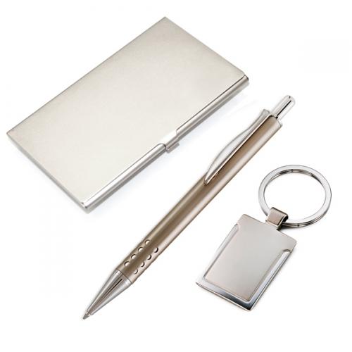 XA01069 - Conjunto de caneta com porta cartão e chaveiro. Gravação a laser nas 3 peças. Embalagem cx cinza com elástico. XA01069 - Conjunto de caneta com porta cartão e chaveiro. Gravação a laser nas 3 peças. Embalagem cx cinza com elástico.