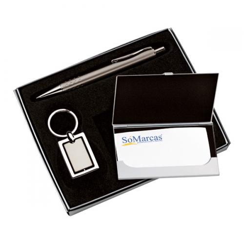 XA01259 - Conjunto de caneta com porta cartão e chaveiro. Gravação a laser nas 3 peças. Embalagem cx cinza com elástico.
