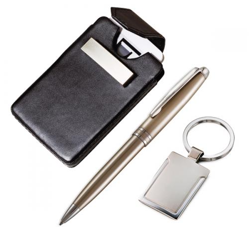 XP02069 - Conjunto com caneta, chaveiro e porta cartão em couro sintético. Gravação a laser nas 3 peças. Embalagem cx cinza com elástico. XP02069 - Conjunto com caneta, chaveiro e porta cartão em couro sintético. Gravação a laser nas 3 peças. Embalagem cx cinza com elástico.