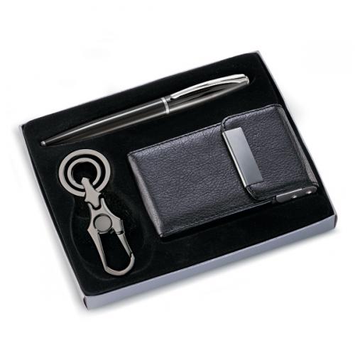 XP12388 - Conjunto com caneta, chaveiro e porta cartão em couro sintético. Gravação a laser nas 3 peças. Embalagem cx cinza com elástico.