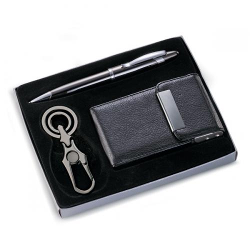 XP36388 - Conjunto com caneta, chaveiro e porta cartão em couro sintético. Gravação a laser nas 3 peças. Embalagem cx cinza com elástico. XP36388 - Conjunto com caneta, chaveiro e porta cartão em couro sintético. Gravação a laser nas 3 peças. Embalagem cx cinza com elástico.