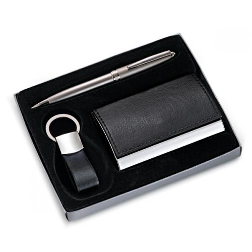 XP02879 - Conjunto com caneta, chaveiro e porta cartão em couro sintético. Gravação a laser nas 3 peças. Embalagem cx cinza com elástico. XP02879 - Conjunto com caneta, chaveiro e porta cartão em couro sintético. Gravação a laser nas 3 peças. Embalagem cx cinza com elástico.