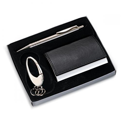 XP01979 - Conjunto com caneta, chaveiro e porta cartão em couro sintético. Gravação a laser nas 3 peças. Embalagem cx cinza com elástico. XP01979 - Conjunto com caneta, chaveiro e porta cartão em couro sintético. Gravação a laser nas 3 peças. Embalagem cx cinza com elástico.