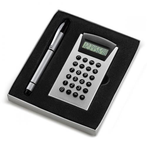 CA39631 - Conjunto com calculadora e caneta 2x1 ( esferográfica e marca-texto). Gravação a laser nas duas peças. Embalagem cx cinza com elastico