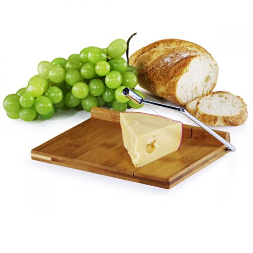 PD17013 - Cortador para queijos com base em bambu. Gravação a laser na base Embalgem caixa Kraft