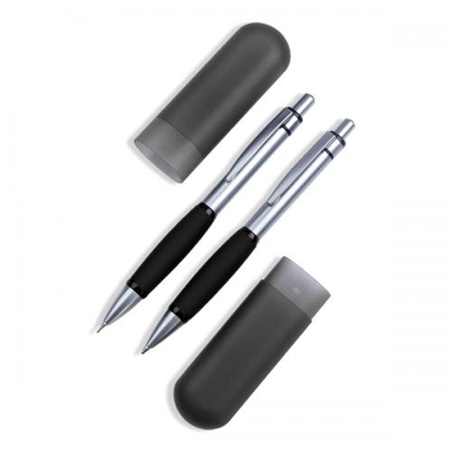 CL25061 - Conjunto de caneta e lapiseira em metal com grip emborrachado preto. Gravação a laser nas duas peças. Estojo de PVC. Embalagem cx cinza CL25061 - Conjunto de caneta e lapiseira em metal com grip emborrachado preto. Gravação a laser nas duas peças. Estojo de PVC. Embalagem cx cinza