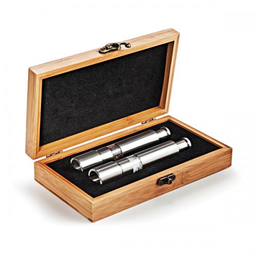 TE02403 Conjunto de moedores de Sal Grosso/ Pimenta em Inox com estojo em bambu. Gravação a laser no estojo. Emabalgem cx Kraft TE02403 Conjunto de moedores de Sal Grosso/ Pimenta em Inox com estojo em bambu. Gravação a laser no estojo. Emabalgem cx Kraft