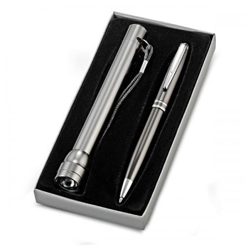 LN00428 Conjunto com Lanterna e Caneta de metal. Gravação a laser nas duas peças. Embalagem cx cinza com elastico LN00428 Conjunto com Lanterna e Caneta de metal. Gravação a laser nas duas peças. Embalagem cx cinza com elastico