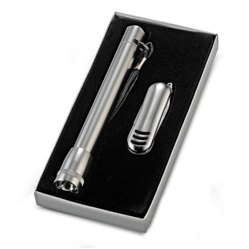 LN00530 Conjunto com Lanterna e Canivete de metal. Gravação a laser nas duas peças. Embalagem cx cinza com elastico LN00530 Conjunto com Lanterna e Canivete de metal. Gravação a laser nas duas peças. Embalagem cx cinza com elastico