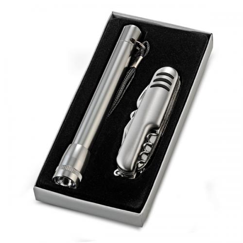 LN00550 Conjunto com Lanterna e Canivete de metal. Gravação a laser nas duas peças. Embalagem cx cinza com elastico LN00550 Conjunto com Lanterna e Canivete de metal. Gravação a laser nas duas peças. Embalagem cx cinza com elastico