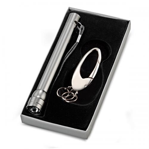 LN02890 Conjunto com Lanterna e Chaveiro de metal. Gravação a laser nas duas peças. Embalagem cx cinza com elastico LN02890 Conjunto com Lanterna e Chaveiro de metal. Gravação a laser nas duas peças. Embalagem cx cinza com elastico